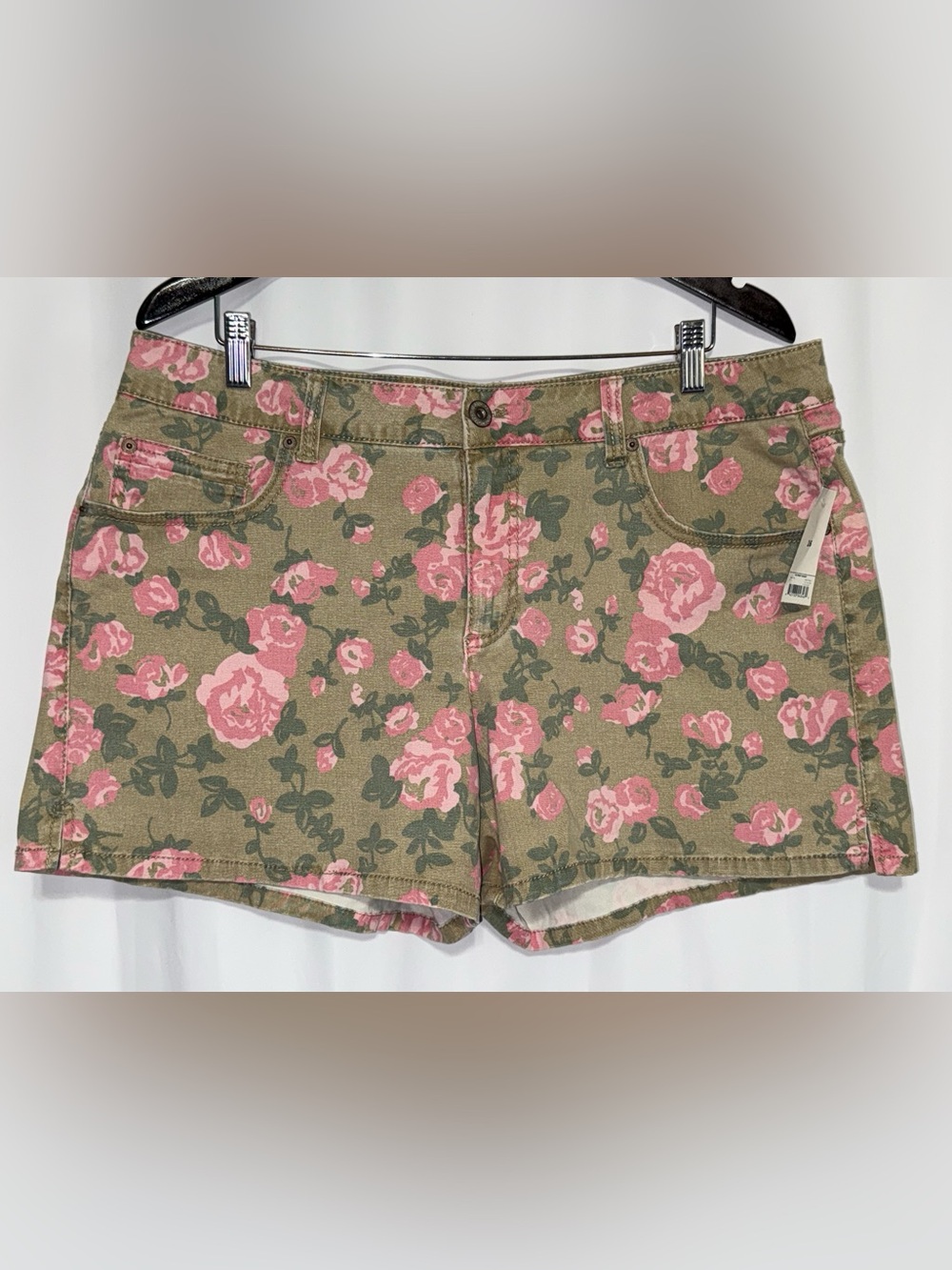 NWT-Faded Glory Women’s 16 Mid-Rise Regular Fit Floral Print Shorts